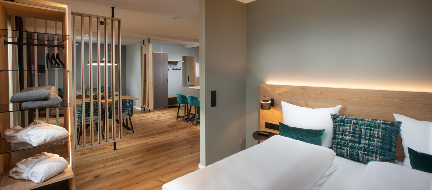 Modern gestaltetes Basic Studio mit Doppelbett und geräumigem Wohn- und Essbereich